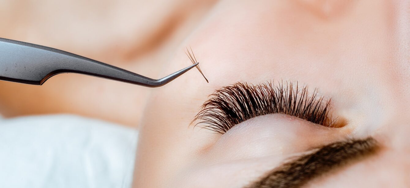 woman-eye-with-long-eyelashes-eyelash-extension-lashes-close-up